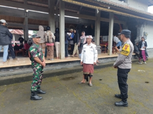 Babinsa dan Bhabinkamtibmas Melaksanakan Pengamanan dan Pemantauan Kegiatan Pemilihan Kepala Dusun