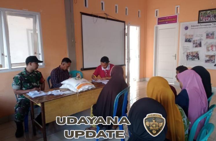 Wujud Kepedulian, Babinsa Aikmel Dampingi Pembagian Beras Alokasi Juni–Juli 2025