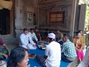 Babinsa Bakas Hadiri Prosesi Melayat, Sampaikan Belasungkawa kepada Keluarga Jero Mangku Rampig