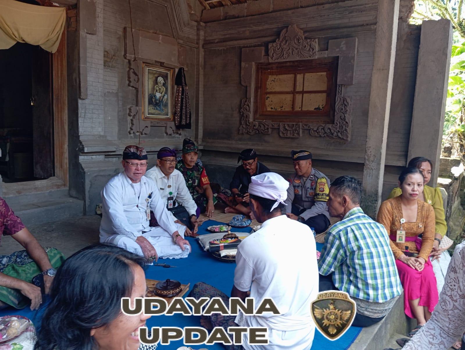 Babinsa Bakas Hadiri Prosesi Melayat, Sampaikan Belasungkawa kepada Keluarga Jero Mangku Rampig