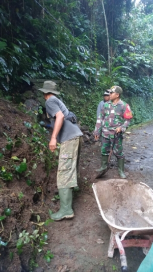 Tingkatkan Kerja Sama, Babinsa Desa Jegu Bersama Warga Bersihkan Longsoran Tanah
