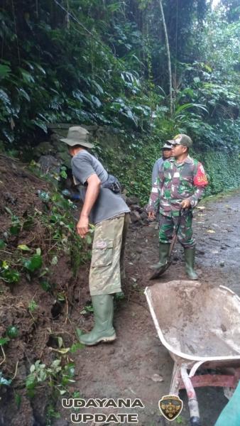 Tingkatkan Kerja Sama, Babinsa Desa Jegu Bersama Warga Bersihkan Longsoran Tanah
