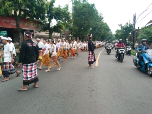 Perkuat Sinergi, Babinsa Samplangan Bersama Pecalang Amankan Upacara Adat Massal