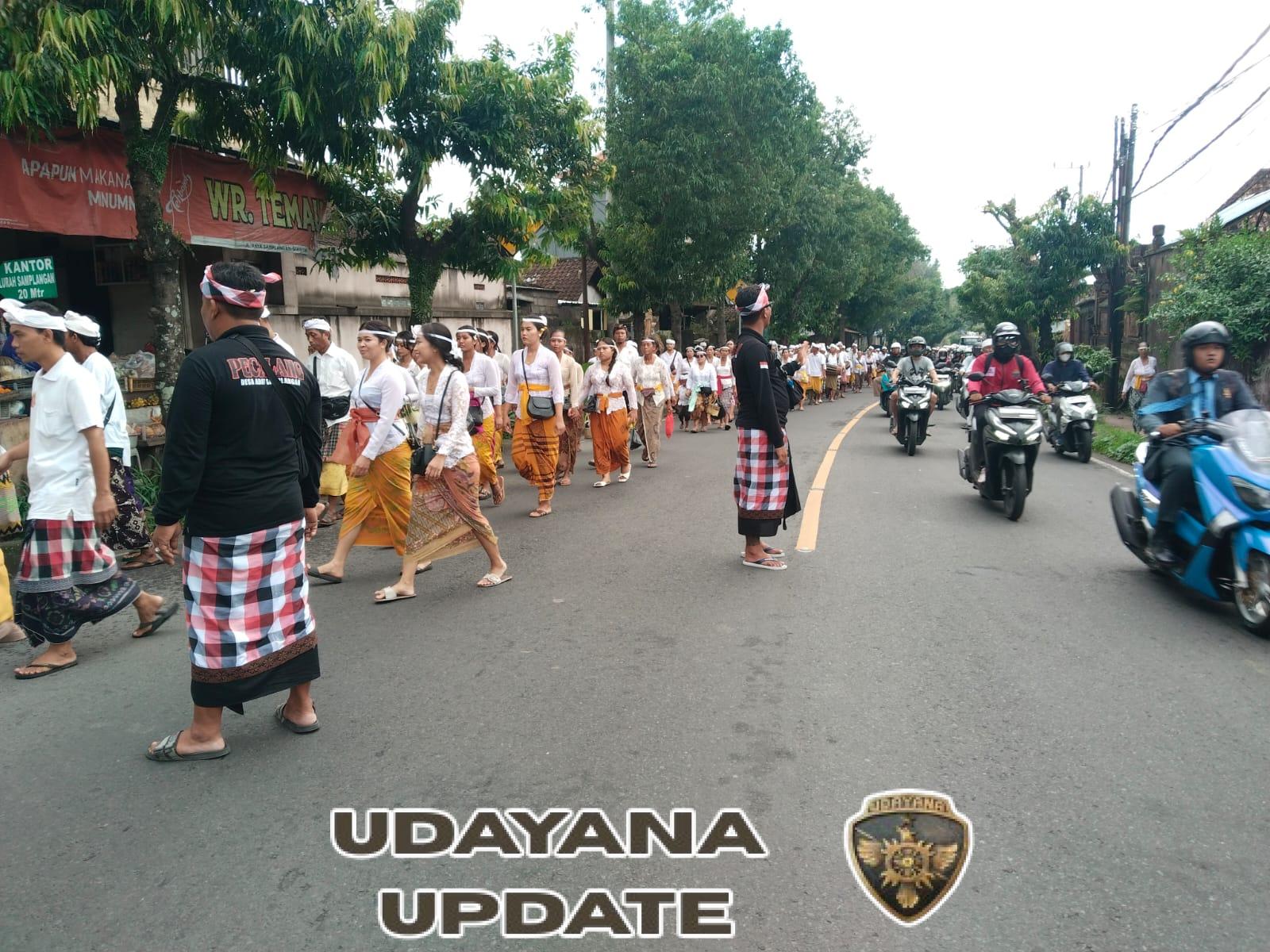 Perkuat Sinergi, Babinsa Samplangan Bersama Pecalang Amankan Upacara Adat Massal