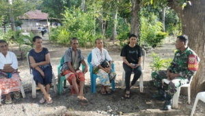 Babinsa Naikliu Fasilitasi Diskusi Warga Tentang Adat Pernikahan