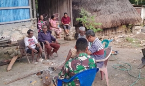 Pererat Hubungan, Babinsa Koramil 1618-04/Bisel Kunjungi Warga Binaan di Desa