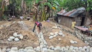 Satgas Yonif 741/GN Turun Tangan Bantu Pembuatan Pondasi Rumah di Asulait