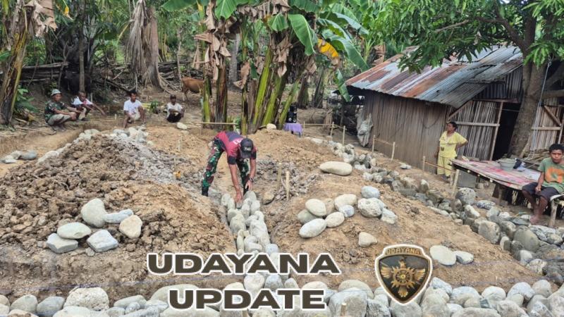 Satgas Yonif 741/GN Turun Tangan Bantu Pembuatan Pondasi Rumah di Asulait