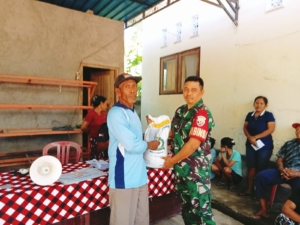 Babinsa Kawal Ketat Pembagian Bantuan Beras di Desa Pengulon: Pastikan Bantuan Tepat Sasaran