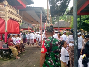 Babinsa dan Pecalang Kompak Amankan Hari Terakhir Piodalan di Pura Hyang Api, Kelusa