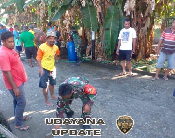 Wujudkan Kemanunggalan TNI-Rakyat, Babinsa Bantu Rabat Jalan di Desa Binaan