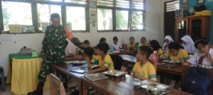 Babinsa dan sekolah SD Inpres NBS Pantau Makan Bergizi