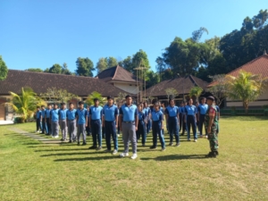 55 Siswa Antusias Ikuti Latihan PBB Bersama Babinsa di SMA N 1 Banjar