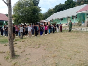 Babinsa Kodim 1602/Ende Giatkan Komsos dan Latihan PBB dalam MPLS Siswa di Maurole