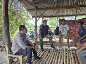 Babinsa Koramil Walakaka Bersama Bhabinkamtibmas Sukseskan Komsos di Desa Hobawawi