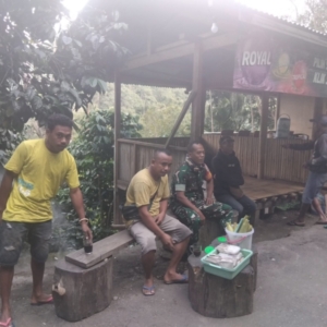 Jaga Stabilitas Wilayah, Babinsa 1602/03 Aktif Lakukan Komsos di Desa Nggumbelaka