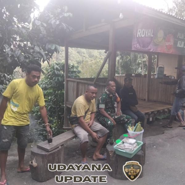 Jaga Stabilitas Wilayah, Babinsa 1602/03 Aktif Lakukan Komsos di Desa Nggumbelaka