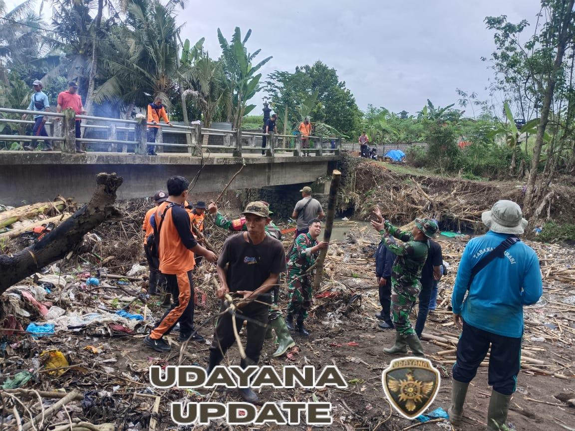 Koramil 05 Kerambitan Terjunkan Personel untuk Bersihkan Sumbatan Sungai di Desa Kerambitan dan Tista