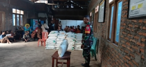 Babinsa Kodim 1602/Ende Pastikan Distribusi Beras CBP Aman dan Tepat Sasaran