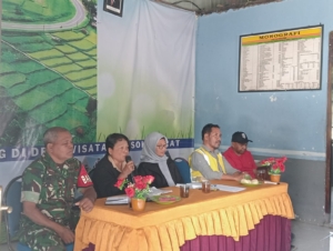 Babinsa Koramil 1602-03 Pantau Situasi Wilayah dan Edukasi Masyarakat di Detusoko Barat