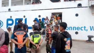Sinergi TNI dan Instansi Maritim,Babinsa Pelabuhan Ende Amankan Saat KM. Wilis Sandar
