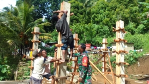 Karya Bakti Babinsa Koramil 1602-01/Ende Perkuat Kemanunggalan TNI-Rakyat