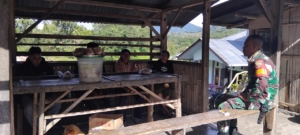 Tingkatkan Kewaspadaan, Babinsa Ingatkan Warga Jaga Keamanan Lingkungan