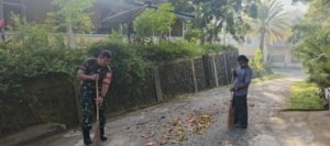 Peduli Sejarah, Babinsa 1602-01/Ende Bersihkan Situs Serambi Soekarno Bersama Warga