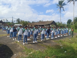 Personel TNI-Polri Berikan Pelatihan Baris Berbaris bagi Siswa Siswi SMKN 1 Tembuku