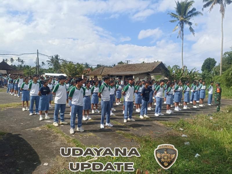 Personel TNI-Polri Berikan Pelatihan Baris Berbaris bagi Siswa Siswi SMKN 1 Tembuku