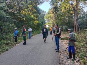 Koramil Ropang Dukung Gotong Royong Warga Lantung Bersihkan Jalan Tertutup Pohon