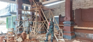 Kolaborasi Babinsa dan Staf Desa Tohpati Pastikan Pembangunan Balai Masyarakat Berjalan Lancar