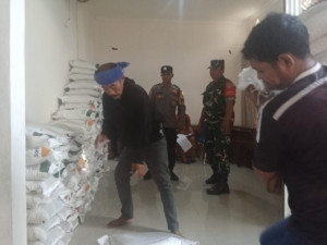 Dukung Program Pemerintah, Babinsa dan Bhabinkamtibmas Amankan Penyaluran Beras CBP di Tegallalang
