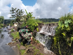 Material longsor di pinggir Jln. Kuncara Giri di tangani personel Koramil 1623-07/Bebandem.
