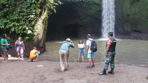 Pemantauan Wisata Alam, Babinsa Imbau Pengunjung Jaga Kelestarian Air Terjun