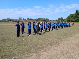 Babinsa Koramil 01/Loli Latih Paskibra Kecamatan Laboya Barat di Lapangan Hobakalla