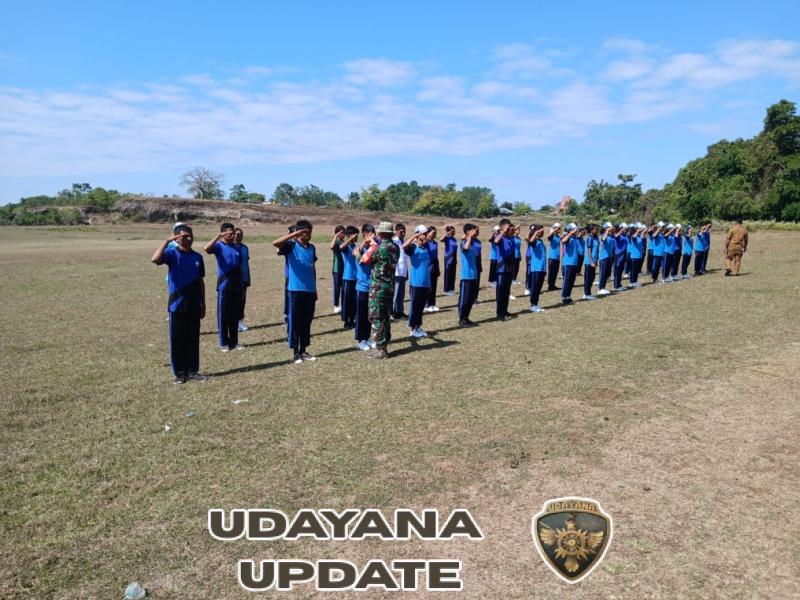 Babinsa Koramil 01/Loli Latih Paskibra Kecamatan Laboya Barat di Lapangan Hobakalla