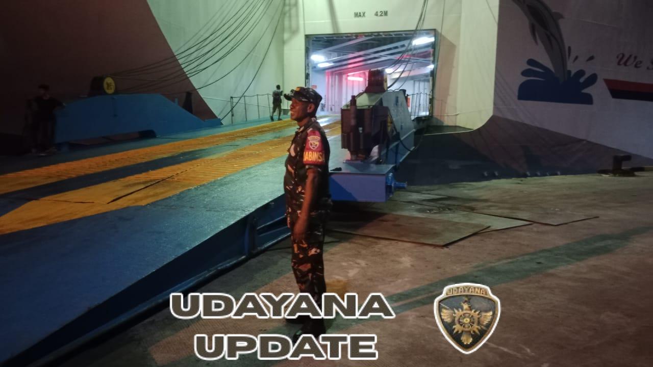 Babinsa Kodim 1602/Ende Kawal Keamanan Kedatangan Kapal Darma Rucita VIII di Pelabuhan IPPI