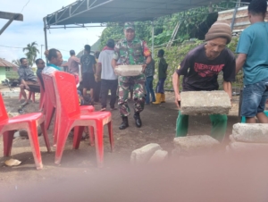 Gotong Royong Babinsa dan Masyarakat Desa Demulaka Wujudkan Pembangunan Fasilitas Umum
