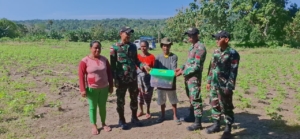 Kepedulian Satgas Pos Haslot Berbaur Bersama Masyarakat, Bagikan Serta Makan Bersama di Perkebunan