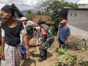 TNI dan Warga Lembar Gotong Royong Bangun Tempat Tandon Air
