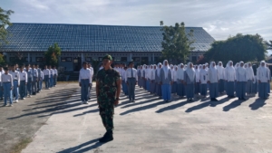 Babinsa Koramil 1614-01 Dompu Berikan Wawasan Kebangsaan kepada Siswa di Sekolah