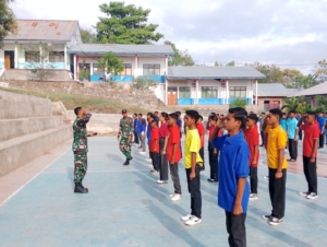 Babinsa Koramil 1624-03 Lewoleba Bina Mental dan Fisik Siswa Lewat Latihan PBB