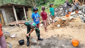 Cegah Longsor, Babinsa Ende dan Warga Gotong Royong Bangun Tembok Penahan Tebing