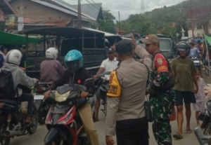 Cegah Kemacetan, TNI-Polri Lakukan Penertiban di Area Pasar Desa Ndorurea Ende