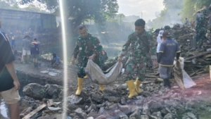 TNI Gunakan Mesin Bobok Bersihkan Puing Jembatan Roboh