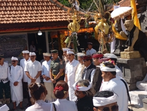 Pererat Silaturahmi, Danramil Busungbiu dan Dandim 1609/Buleleng Berpartisipasi dalam Upacara Ngenteg Linggih di Pura Batu Gangsian