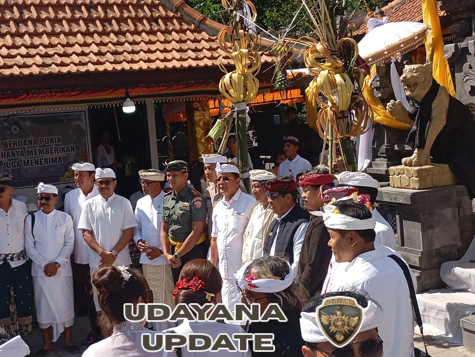 Pererat Silaturahmi, Danramil Busungbiu dan Dandim 1609/Buleleng Berpartisipasi dalam Upacara Ngenteg Linggih di Pura Batu Gangsian