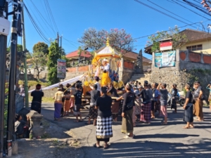 Pengamanan Terpadu Warnai Prosesi Pitra Yadnya Dua Sawe di Desa Banjar