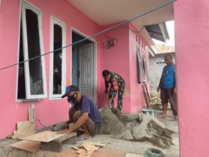 Babinsa Koramil 1602-01/Ende Kerja Sama dengan Masyarakat Pasang Keramik Rumah Warga